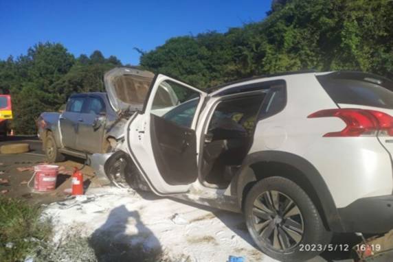 Conforme os bombeiros, o acidente foi uma colisão frontal, entre um carro Pegeout e uma caminhonete Toyota.