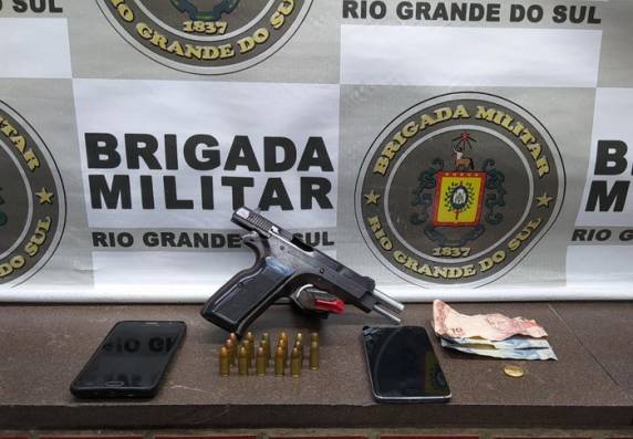 Suspeito usava tornozeleira eletrônica e, momentos antes da abordagem policial, teria roubado um carro no bairro Bom Fim