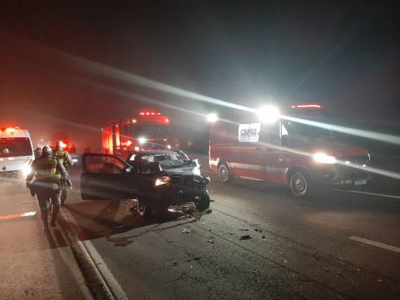 Acidente envolveu um BMW e um Gol
