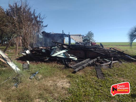 Homem morre carbonizado após casa incendiar no interior de Três de Maio - foto 3