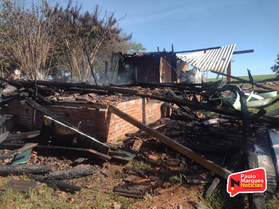 Homem morre carbonizado após casa incendiar no interior de Três de Maio - foto 2