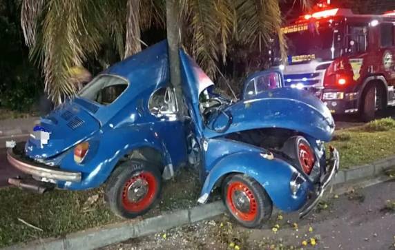 Motorista foi resgatado com ferimentos graves e encaminhado a um hospital. Acidente foi na madrugada de domingo em Indaial, no Vale do Itajaí.