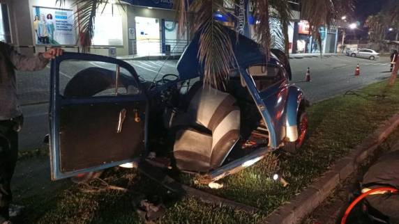 Motorista foi resgatado com ferimentos graves e encaminhado a um hospital. Acidente foi na madrugada de domingo em Indaial, no Vale do Itajaí.