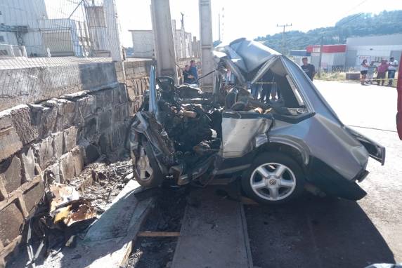 Veículo teve a frente totalmente destruída e vítima ficou politraumatizada