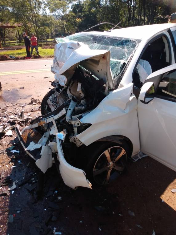 Vítima conduzia um dos automóveis e apresentava ferimentos graves