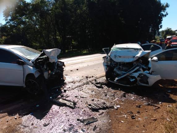 Vítima conduzia um dos automóveis e apresentava ferimentos graves