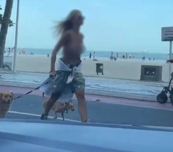 Guardas abordaram a mulher, que passeava tranquilamente com dois cães na Avenida Atlântica. Corporação relata que ela ignorou ordens.