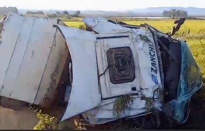Carreta de empresa de São Luiz Gonzaga capota na BR-287 em São Pedro do Sul - foto 2