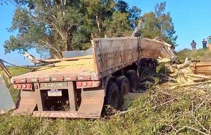 Carreta de empresa de São Luiz Gonzaga capota na BR-287 em São Pedro do Sul - foto 3