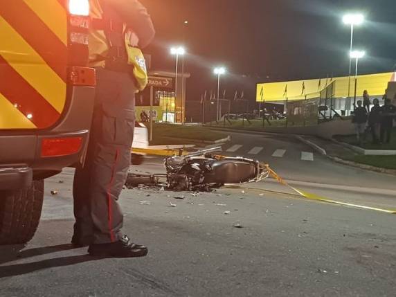 Motociclista morre após acidente com caminhão na avenida Beira Rio, em Brusque.
