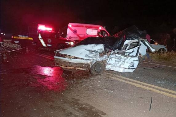 Colisão entre um Gol e uma caminhonete F1000 ocorreu no km 34 da rodovia neste domingo