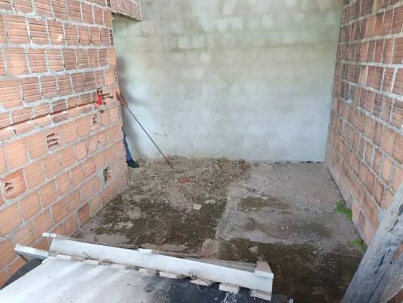 Um homem foi preso suspeito dos crimes em Balneário Barra do Sul. Espaço ficava atrás da casa dele.