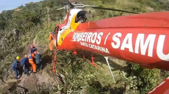 Atendimento aconteceu sem a aeronave pousar no local. Vítima relatou aos bombeiros que lesionou o joelho ao saltar de uma pedra para outra na Praia da Lagoinha do Leste.
