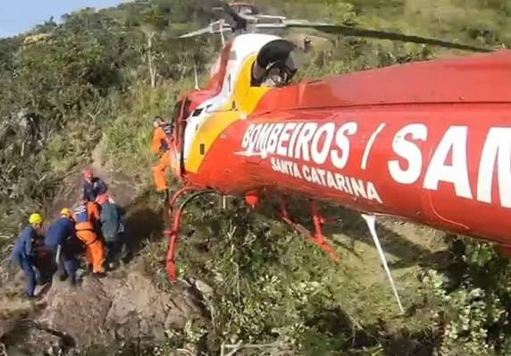 Atendimento aconteceu sem a aeronave pousar no local. Vítima relatou aos bombeiros que lesionou o joelho ao saltar de uma pedra para outra na Praia da Lagoinha do Leste.