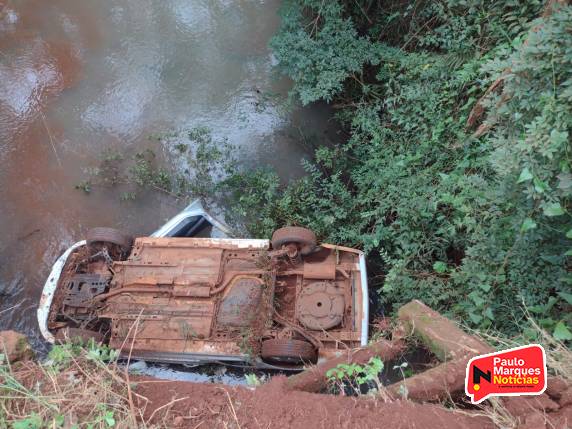 Veículo capota dentro do rio Quaraim no trajeto entre Três de Maio e Giruá - foto 2