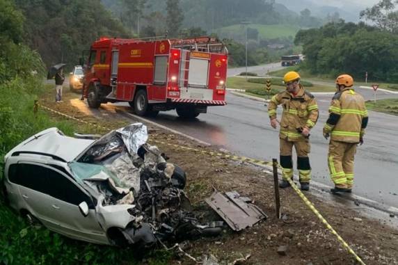 Colisão ocorreu na altura do km 85 da rodovia, na manhã desta segunda-feira