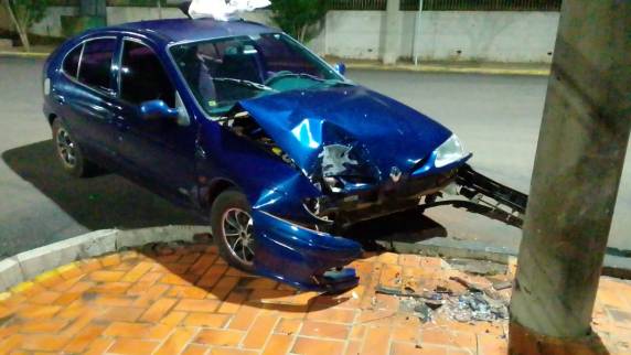 Veículo colide em poste de energia no Centro de Três Passos - foto 2