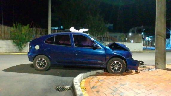 Veículo colide em poste de energia no Centro de Três Passos - foto 3