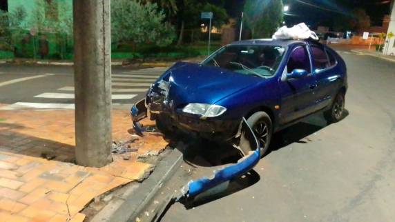 Acidente ocorreu por volta das 21h20min, a condutora de 40 anos foi atendida pelo SAMU e encaminhada para atendimento no Hospital de Caridade de Três Passos.