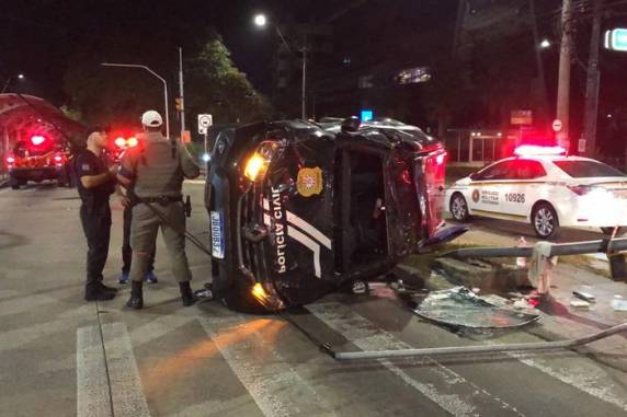 Acidente aconteceu por volta de 22h, no cruzamento da Avenida Carlos Gomes com a Rua João Caetano