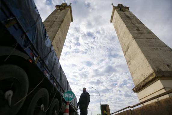 Sem acostamento e com pista simples, veículos de passeio e do transporte internacional de cargas têm de trafegar pela mesma faixa; não é incomum ultrapassagens proibidas
