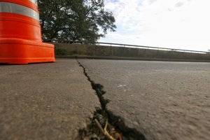 Sem acostamento e com pista simples, veículos de passeio e do transporte internacional de cargas têm de trafegar pela mesma faixa; não é incomum ultrapassagens proibidas