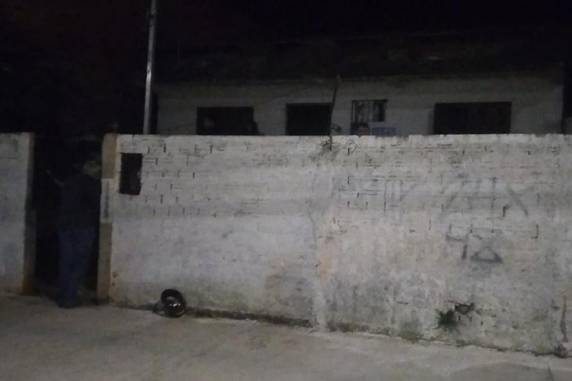 Conforme a Polícia, criminoso ameaçou a vítima e os policiais com uma faca