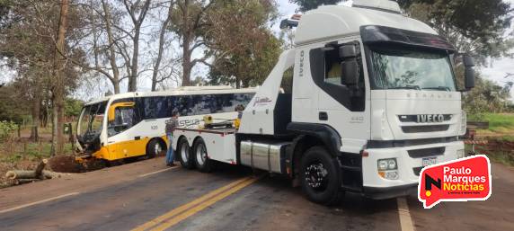 SOS Master de Três de Maio resgata ônibus do local de acidente em Santa Rosa - foto 3