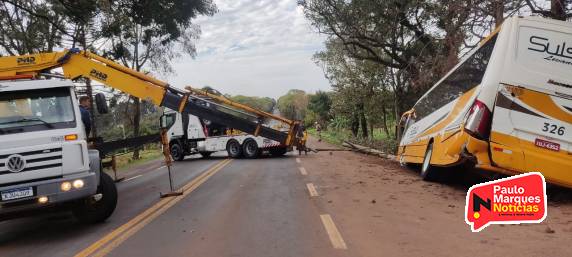 SOS Master de Três de Maio resgata ônibus do local de acidente em Santa Rosa - foto 2