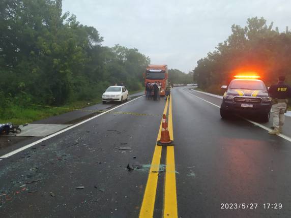 Colisão entre carro e caminhão deixa vítima fatal na BR-282 - foto 2