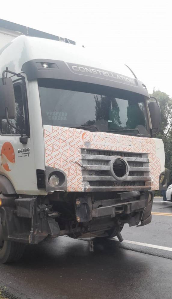 Colisão entre carro e caminhão deixa vítima fatal na BR-282 - foto 4