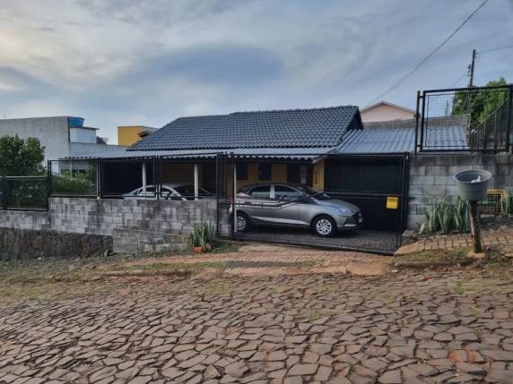 Companheiro dela, suspeito do crime, teria tirado a própria vida após o assassinato. Caso aconteceu em Chapecó, no Oeste. Um cachorro também estava morto no local.