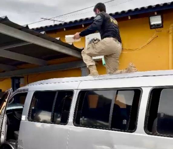 Polícia Rodoviária Federal precisou do auxílio dos bombeiros para cortar a lataria e encontrar a droga