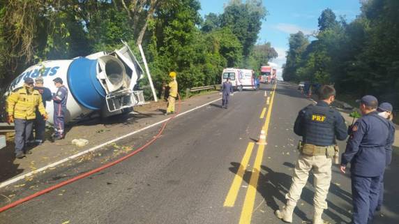 Trânsito foi bloqueado e há desvios nos dois sentidos da rodovia