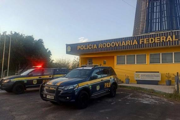 Homem de 53 anos foi abordado na tarde desta quarta-feira (31) pela PRF, que descobriu haver um mandado de prisão em aberto contra ele