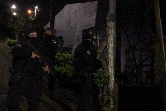 Investigação identificou 15 suspeitos de ao menos sete assaltos e cumpre ordens de prisão de cinco deles nesta quinta-feira