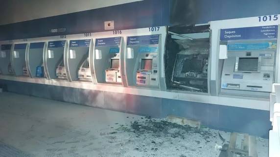 Causas do incêndio serão apuradas pelo Corpo de Bombeiros. Câmeras de segurança registraram movimentos suspeitos dos homens, segundo a Polícia Militar.