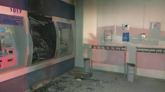 Causas do incêndio serão apuradas pelo Corpo de Bombeiros. Câmeras de segurança registraram movimentos suspeitos dos homens, segundo a Polícia Militar.