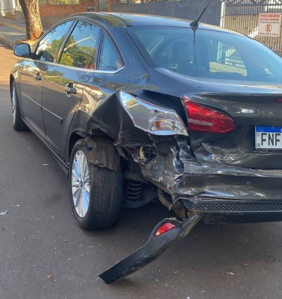 Homem bate com carro em dois veículos, deixa uma mulher ferida e foge, no Centro de Santa Rosa - foto 4