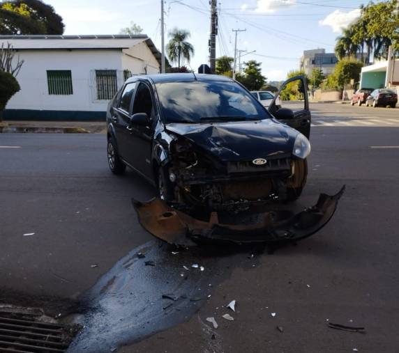 Homem bate com carro em dois veículos, deixa uma mulher ferida e foge, no Centro de Santa Rosa - foto 2