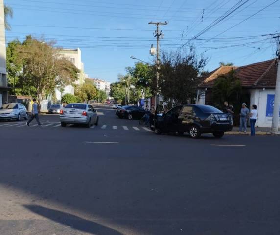 Homem bate com carro em dois veículos, deixa uma mulher ferida e foge, no Centro de Santa Rosa - foto 3
