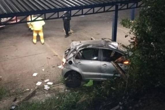 A condutora do veículo e o carona sofreram ferimentos no acidente e foram encaminhados para o hospital