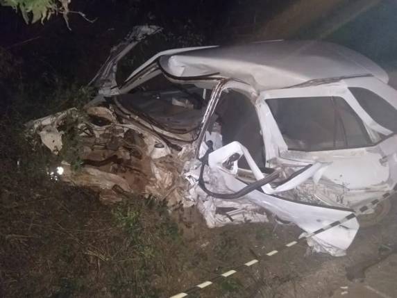 Veículos bateram de frente. Dois passageiros ficaram gravemente feridos.