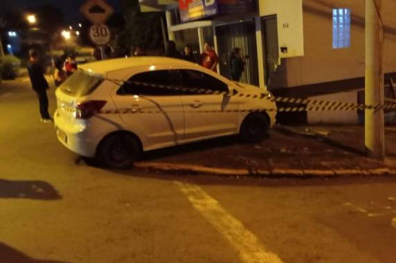 Segundo a BM, suspeito estava em um grupo que realizou uma série de assaltos em um Ford Ka até ir atrás do automóvel do policial e ser atingido durante troca de tiros