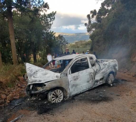 Incêndio bloqueou a pista e, por isso, a equipe do Samu não conseguiu acessar a vítima de imediato. Acidente aconteceu em São Joaquim, na Serra.