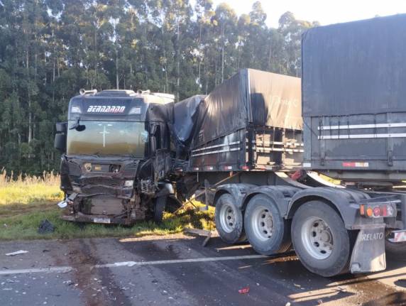 Acidente envolvendo cinco veículos causa um óbito na BR 285, em Passo Fundo - foto 2