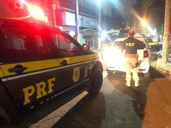 Droga estava no banco de trás de um veículo abordado pela PRF