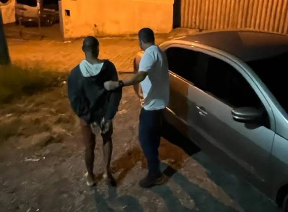 Tentativa de feminicídio aconteceu por volta das 22h30 de sábado em Blumenau. Homem invadiu casa da ex-companheira pela janela.