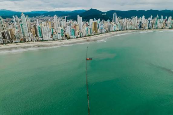 Praia alargada em Balneário Camboriú perde 70 metros de faixa de areia por erosão marítima; entenda - foto 3