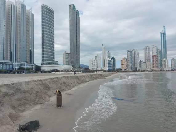Praia alargada em Balneário Camboriú perde 70 metros de faixa de areia por erosão marítima; entenda - foto 2